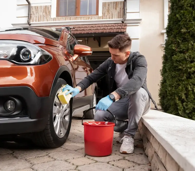 Lavage auto à domicile La Nouaille : professionnel intervenant sur un véhicule